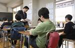 　東京都内の小学校で全国学力テストに臨む児童たち＝１７日午前（代表撮影）
