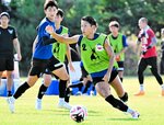 持ち味のスピードを生かして相手の背後に抜け出す松木（中央）＝オールガイナーレＹＡＪＩＮフィールド