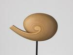 　タピオ・ヴィルカラの木製オブジェ「シェル（巻貝）」（１９５６年　Ｔａｐｉｏ　Ｗｉｒｋｋａｌａ　Ｒｕｔ　Ｂｒｙｋ　Ｆｏｕｎｄａｔｉｏｎ　Ｃｏｌｌｅｃｔｉｏｎ／ＥＭＭＡ―Ｅｓｐｏｏ　Ｍｕｓｅｕｍ　ｏｆ　Ｍｏｄｅｒｎ　Ａｒｔ．（Ｃ）Ａｒｉ　Ｋａｒｔｔｕｎｅｎ／ＥＭＭＡ　（Ｃ）ＫＵＶＡＳＴＯ，Ｈｅｌｓｉｎｋｉ＆ＪＡＳＰＡＲ，Ｔｏｋｙｏ，２０２４　Ｃ４７８０）（提供写真）　