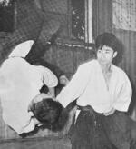 　合気道で技をかける若いころの針すなおさん（右）＝１９６０年代、東京都内（「合気ニュース第１１１号」＝どう出版＝より）