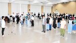 ニュージーランドに向かう前の出発式に臨んだ中学生ら＝２９日、新温泉町の浜坂多目的集会施設