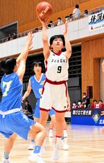 バスケ女子１回戦・鳥取城北―高岡一（富山）　鳥取城北は第１クオーターで藤波（９）がシュートを決めて１２―４とリードを広げる＝札幌市の北海きたえーる