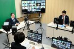 多様な分野で検討するよう指示する平井知事（左）＝８日、鳥取県庁