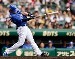 　５回中日１死二、三塁、細川が左前に適時打を放つ＝甲子園