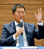 　記者会見する国際体操連盟の渡辺守成会長＝２４日午後、東京都新宿区