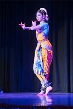 　インド古典舞踊バラタナティヤムのダンサーとしてプロデビューした小牧詩葉さん＝２０２４年３月、ニューデリー（共同）