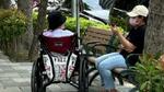 　台湾・台北の街角で車いすの高齢者と外国人ヘルパー