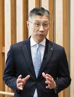 　非公開の会合後、取材に応じるＪＲ九州の松下琢磨取締役常務執行役員＝３１日午後、熊本県庁