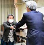 金児町長（右）から認定証を受け取るサポーター＝４日、智頭町智頭の町総合センター