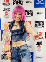 　記者会見後に撮影に応じるＷＢＯ女子スーパーフライ級王者の昼田瑞希＝東京都内