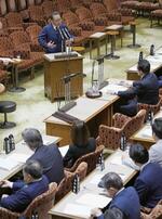 　参院予算委の参考人質疑で答弁する世耕弘成氏＝４月
