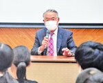 妹への思いや自由の大切さを児童らに伝える松本さん＝２６日、湯梨浜町はわい長瀬の羽合小