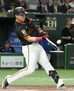 　５回巨人２死二塁、岡本が左越えに２打席連続本塁打となる２ランを放つ＝東京ドーム