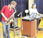 伊勢さん（左）と歌島さんの息の合った演奏