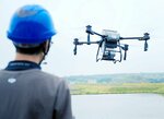 ＤＪＩが撮影した、農業用ドローンを使った直播作業の様子（ＤＪＩ提供）