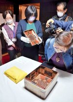 伊藤さん（左から２人目）から手箱のデザインの解説を受けながら鑑賞する来場者ら＝３０日、琴浦町箆津の河本家住宅