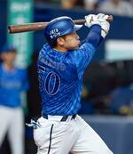 　９回ＤｅＮＡ１死一、二塁、山本が中越え２点三塁打を放つ＝京セラドーム