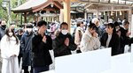竜のように大きく飛躍できるよう願う参拝客＝１日、鳥取市国府町宮下の宇倍神社