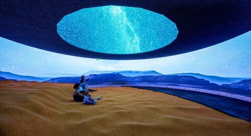 砂漠地帯の赤い砂が敷き詰められた展示室（ヨルダンパビリオン提供）