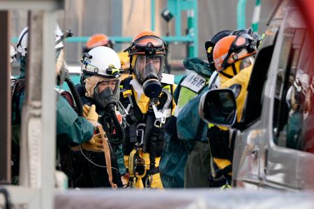 　下水道管内の確認作業を行った警察官や消防隊員ら＝１日午前、埼玉県八潮市