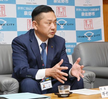 　赤ちゃんポストの設置方針について説明する、大阪府泉佐野市の千代松大耕市長＝２９日午後、市役所