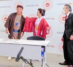 御寮さん役のやすえ（中央）にビンタされる旦那さん役の烏川。右は寛平ＧＭ