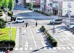 車線を間違う車が頻発している鳥取県庁駐車場出口＝２７日、鳥取市東町