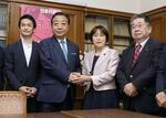 　９月、立憲民主党の新執行部発足を受けたあいさつ回りで握手をする野田代表（中央左）と共産党の田村委員長。左端は立民の小川幹事長＝国会