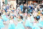 【愛らしさに熱視線】ステージでは子どもフラダンスグループが踊りを披露。雨天に沈む来場者の心に虹をかけた