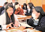 外国人（左）に英語で学習成果を説明する生徒＝２０日、境港市竹内町の境港総合技術高