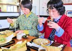 新そばに舌鼓を打つ来店客＝１９日、新温泉町春来のそば処春来てっぺん