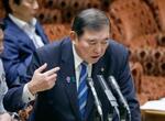 　参院予算委の集中審議で答弁する石破首相＝１９日午前