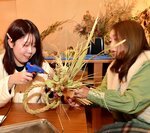 マコモわらのしめ縄リースづくりに挑戦する参加者