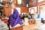【湯村温泉の初薬師】
湯村温泉の開祖とされる慈覚大師（円仁）に感謝し、住民の健康と地域の繁栄を願う初薬師の法要。読経の声が堂内に響いた＝８日、新温泉町湯の薬師堂