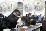 東京都慰霊堂で営まれた法要で焼香する参列者＝１０日午前、東京都墨田区（代表撮影）