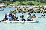 サップを楽しむ参加者ら＝１日、松江市島根町の野波海浜公園