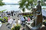 　浮島丸事件から７０年となった２０１５年８月２４日、沈没現場近くの公園で開かれた追悼集会。手前は「殉難の碑」＝京都府舞鶴市
