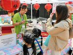 目当てのグルメを買い求める来場者