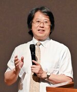 日本初の女性弁護士を輩出した明治大について語る村上所長＝２４日、倉吉市のエースパック未来中心