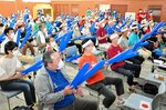 スティックバルーンを打ち鳴らして森選手を応援する参加者＝３１日、米子市上後藤３丁目の養和病院地域交流ホール