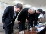 　記者会見で謝罪する千葉県松戸市教委の波田寿一教育長（左端）ら＝１１日午前、松戸市役所