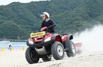 ＡＴＶと独自開発したビーチクリーナーでごみを回収する参加者