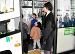 自動運転バス車内を見学する参加者ら