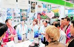 タイであった「バンコク日本博２０２４」のブースでＰＲに向けて打ち合わせる関係者（新温泉町商工会提供）