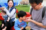 茶菓子と抹茶を楽しむ家族＝３日、鳥取市河原町谷一木