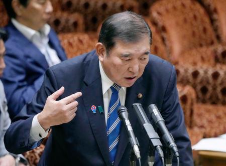 　参院予算委の集中審議で答弁する石破首相＝１９日午前