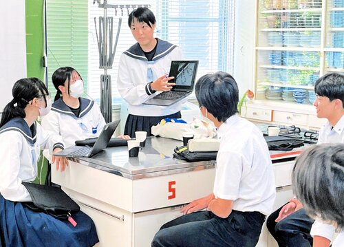 納涼フェスティバルに向け準備を進める生徒たち