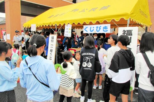 多くの来場者でにぎわう会場