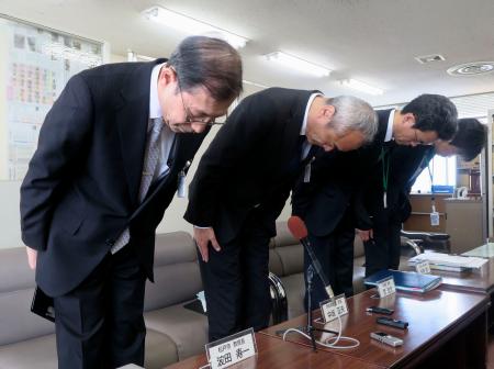 　記者会見で謝罪する千葉県松戸市教委の波田寿一教育長（左端）ら＝１１日午前、松戸市役所