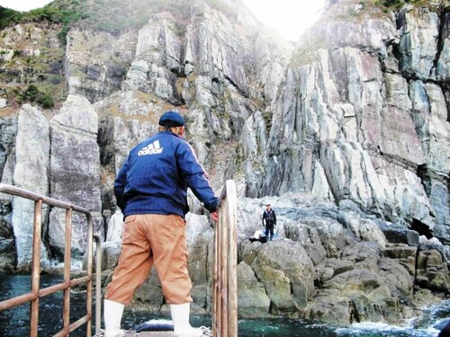 こんなところで地震に遭遇したら津波だけでなく落石の危険もある